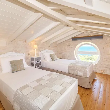 The Yiameli Collection - Yasmi * Skinária